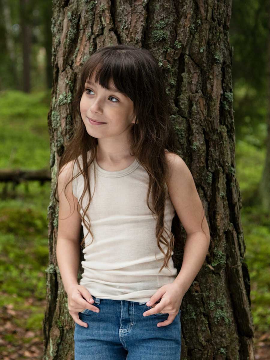 Ruskovillan lasten valkoinen Metsä-paita sisältää Reconnecting Nature -metsäuutetta