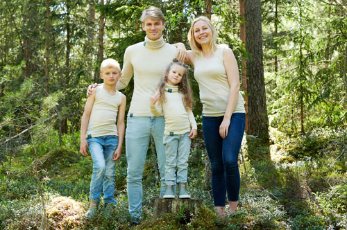 Ruskovillan Re-Connecting Nature -uutetta sisältävät Metsä-paidat ja asusteet aikuisille ja lapsille