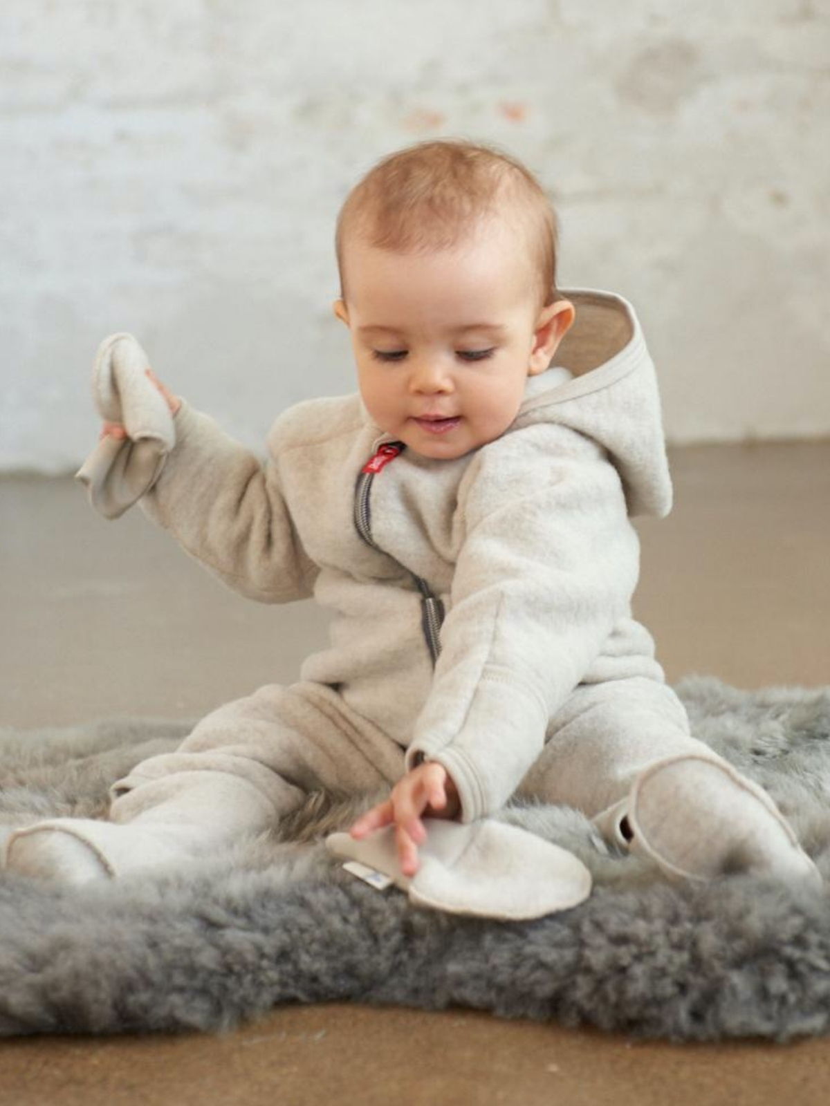 Ruskovilla's babys organic merino wool mittens in dune color