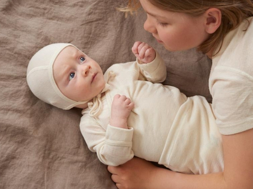 Vauva ja lapsi Ruskovillan villavaatteissa