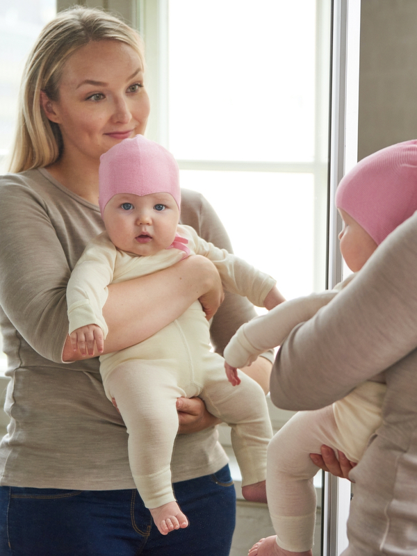 Ruskovilla's pink silk bonnet for babies