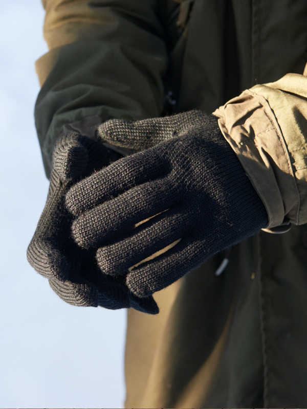 Ruskovilla's organic merino wool gloves for adults in black 
