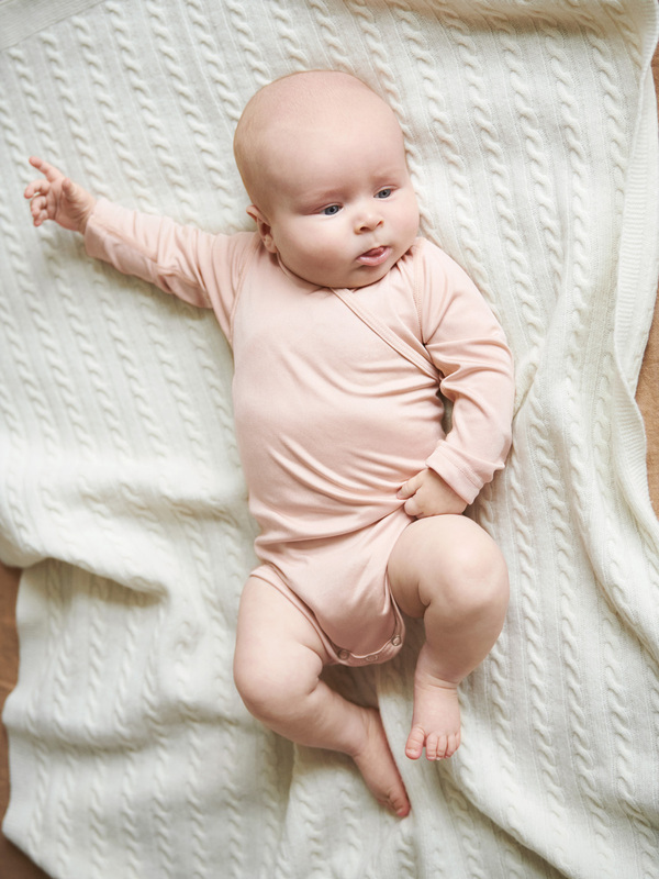 Ruskovillan puuterinsävyinen vauvojen luomusilkkibody. Ruskovilla's powder coloured organic silk baby body with long sleeves.